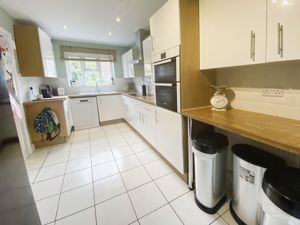 Kitchen/Breakfast Room- click for photo gallery